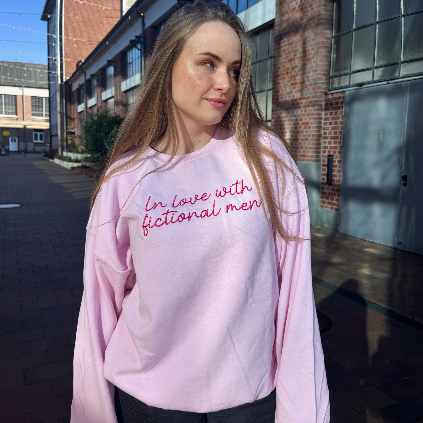 In love with fictional men Sweatshirt l BESTICKT