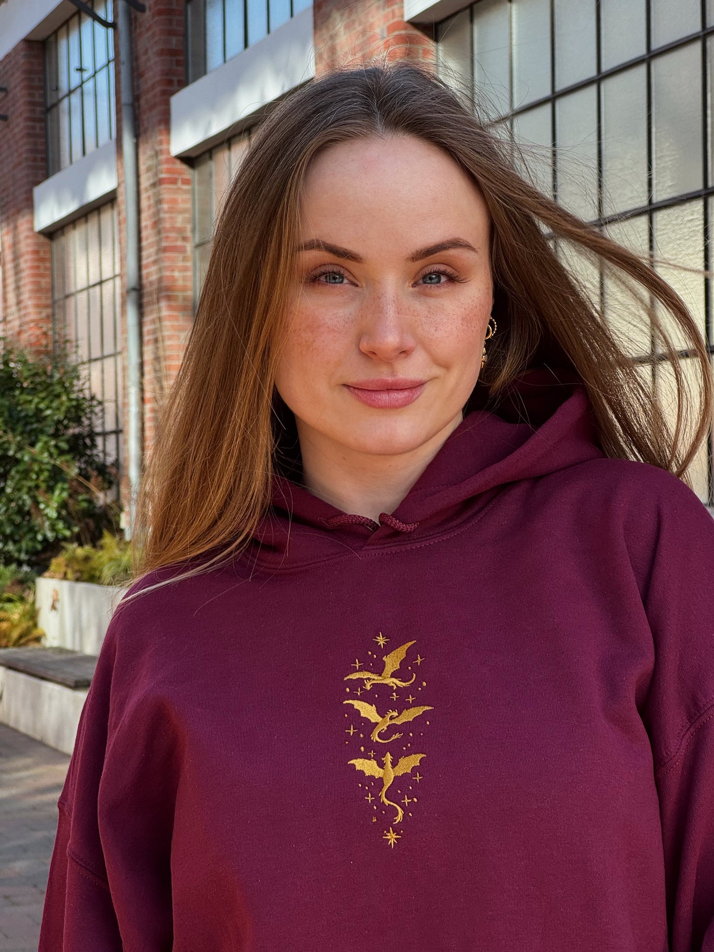 Fliegende Drachen Hoodie l BESTICKT
